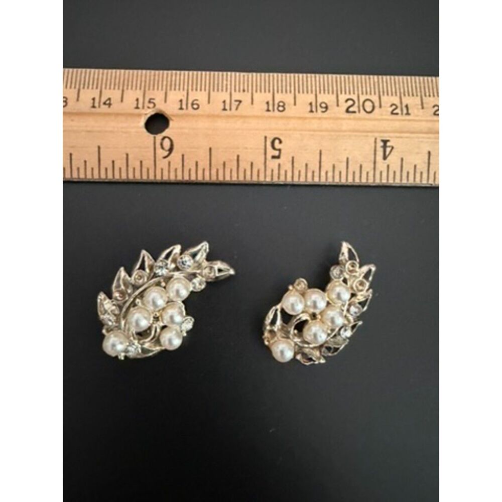 VTG silver toned metal with pearls either pins or earrings without backs. both h
